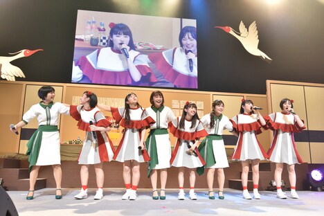 肩を組むNegiccoとエビ中。