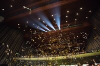 会場に放たれた金銀のテープ。