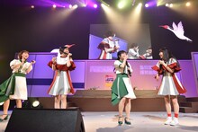 涙が止まらないNao☆（右から2番目）。