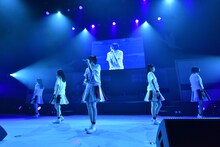 「光のシュプール」を歌う私立恵比寿中学。