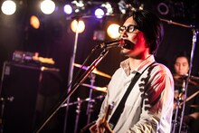 1月26日の「ロックスターとエレキギター」初日公演のフルカワユタカ。（撮影：ミウラユウキ）