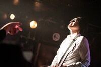 1月26日の「ロックスターとエレキギター」初日公演のフルカワユタカ。（撮影：ミウラユウキ）