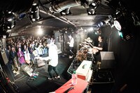 1月26日の「ロックスターとエレキギター」初日公演の様子。（撮影：ミウラユウキ）