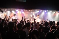 1月26日の「ロックスターとエレキギター」初日公演の様子。（撮影：ミウラユウキ）