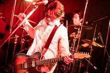 1月26日の「ロックスターとエレキギター」初日公演のフルカワユタカ。（撮影：ミウラユウキ）