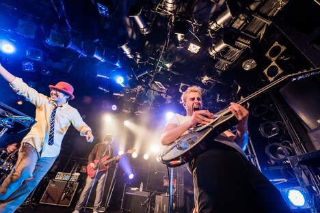 THE CHARM PARKのライブの様子。（撮影：勝永裕介）