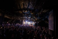 THE CHARM PARKのライブの様子。（撮影：勝永裕介）