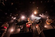 THE CHARM PARKのライブの様子。（撮影：勝永裕介）