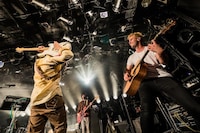 ギターを背面弾きするTHE CHARM PARK（左）。（撮影：勝永裕介）