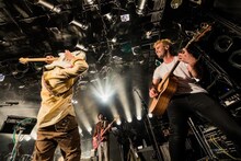 ギターを背面弾きするTHE CHARM PARK（左）。（撮影：勝永裕介）