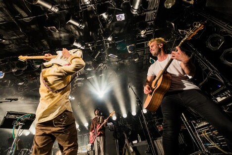 ギターを背面弾きするTHE CHARM PARK（左）。（撮影：勝永裕介）