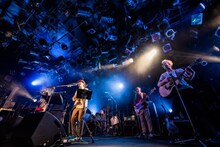 THE CHARM PARKのライブの様子。（撮影：勝永裕介）