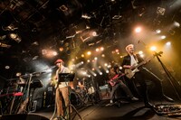 THE CHARM PARKのライブの様子。（撮影：勝永裕介）
