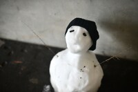 ロビーに置かれた小林歌穂お手製の雪だるま。