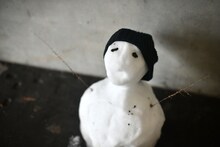 ロビーに置かれた小林歌穂お手製の雪だるま。