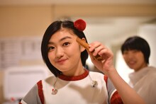 本番前の楽屋で新潟県民のソウルフード・ぽっぽ焼きをゲットして上機嫌の小林歌穂。