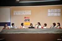 「エビネギ2」のタイムシフト視聴がしたくてニコニコ生放送のプレミアム会員登録に踏み切ったことを告白する柏木ひなた（左から4番目）。