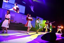 「熟女になっても」を歌うNao☆、小林歌穂、中山莉子とYASUBOYS。