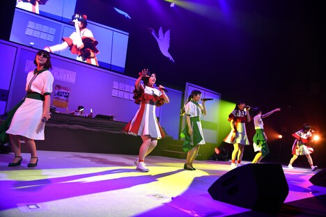 「熟女になっても」を歌うNao☆、小林歌穂、中山莉子とYASUBOYS。