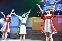 「熟女になっても」を歌う小林歌穂、Nao☆、中山莉子（左から）。