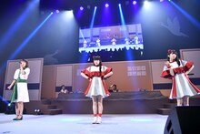 「アイドルばかり聴かないで」を歌うKaede、柏木ひなた、真山りか（左から）。