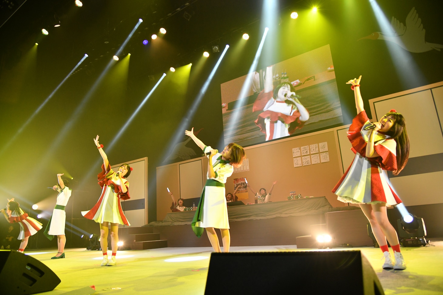 「アイドルばかり聴かないで」を歌う真山りか、Kaede、安本彩花、Megu、柏木ひなた。