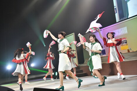 タオルを振りながらぐるぐる回るNegiccoとエビ中。