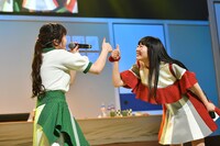 顔を見合わせるNao☆（左）と柏木ひなた（右）。