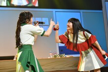 顔を見合わせるNao☆（左）と柏木ひなた（右）。