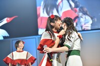 泣きじゃくるNao☆（右）を抱きしめる真山りか（左）。