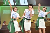 「感情電車」を歌うNegicco。