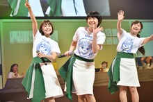 「感情電車」を歌うNegicco。