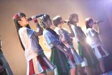 「愛は光」を歌うエビネギ。