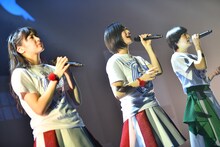 「愛は光」を歌うエビネギ。