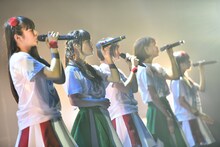 「愛は光」を歌うNegiccoとエビ中。