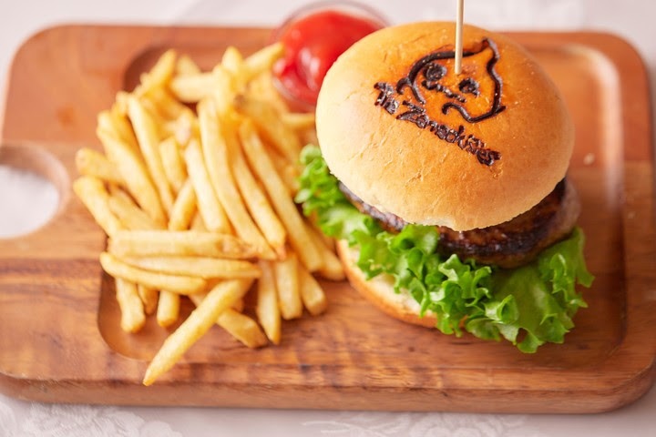 「The Zemeckises Cafe at Gamran Ball」の限定メニュー「ペニュの特製ハンバーガー」。