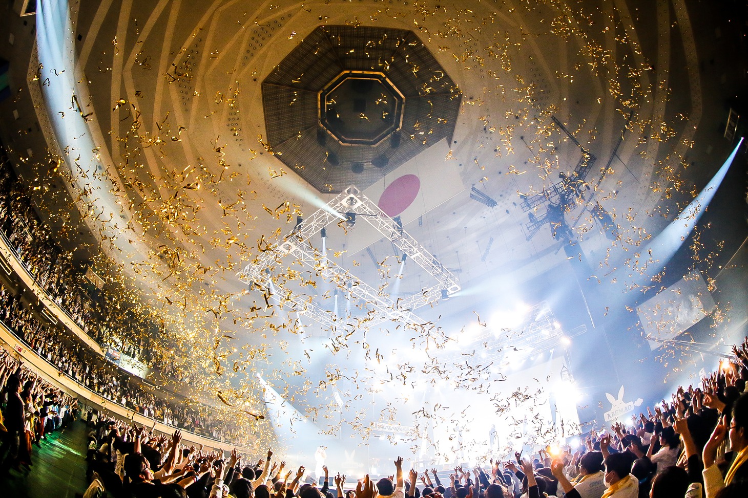 「阿部真央 らいぶNo.8 ～10th Anniversary Special～」東京・日本武道館公演の様子。（撮影：笹森健一）