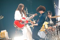 「阿部真央 らいぶNo.8 ～10th Anniversary Special～」東京・日本武道館公演の様子。（撮影：笹森健一）