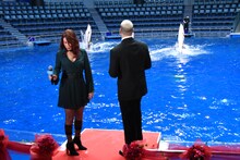 イルカを呼び寄せる関口メンディー（右）。