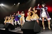 ゴー☆ジャスと共に「「君のハートにレボ☆リューション！」というキメゼリフを披露するはちみつロケット。