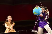 播磨怜奈（左）とショートコントを披露するゴー☆ジャス（右）。