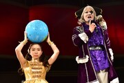 地球儀を支える播磨怜奈（左）とショートコントを披露するゴー☆ジャス（右）。
