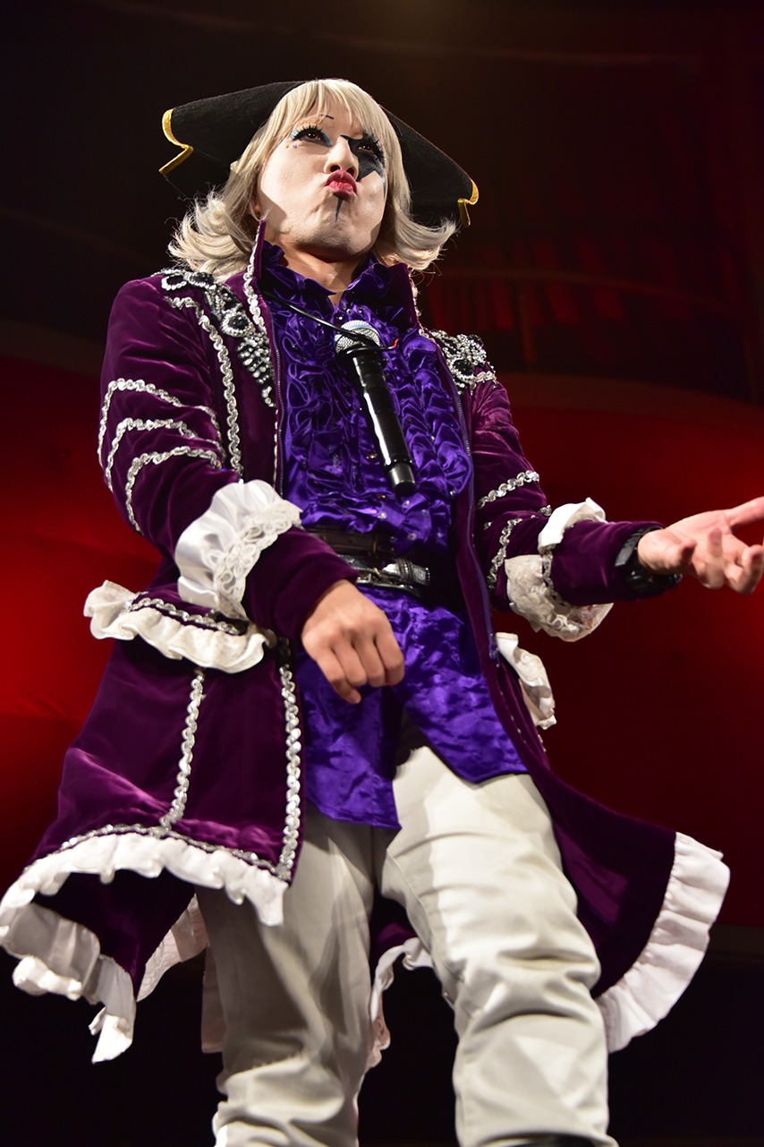 エアギターを弾くゴー☆ジャス。