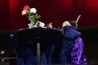 テーブルクロス引きに挑戦するゴー☆ジャス。