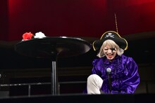 テーブルクロス引きに失敗するゴー☆ジャス。