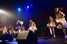 GLAY「誘惑」を熱唱するゴー☆ジャスとバックで踊るはちみつロケット。