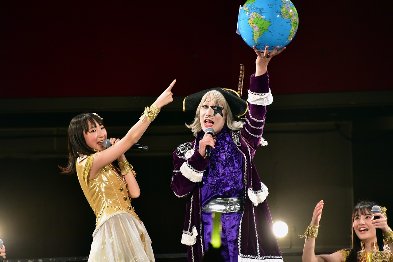 「走れ！Fit's ver」の落ちサビを歌う塚本颯来（左）とゴー☆ジャス（中央）。