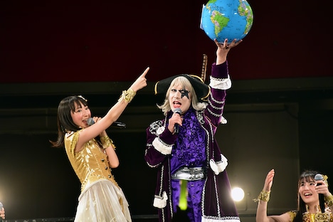 「走れ！Fit's ver」の落ちサビを歌う塚本颯来（左）とゴー☆ジャス（中央）。