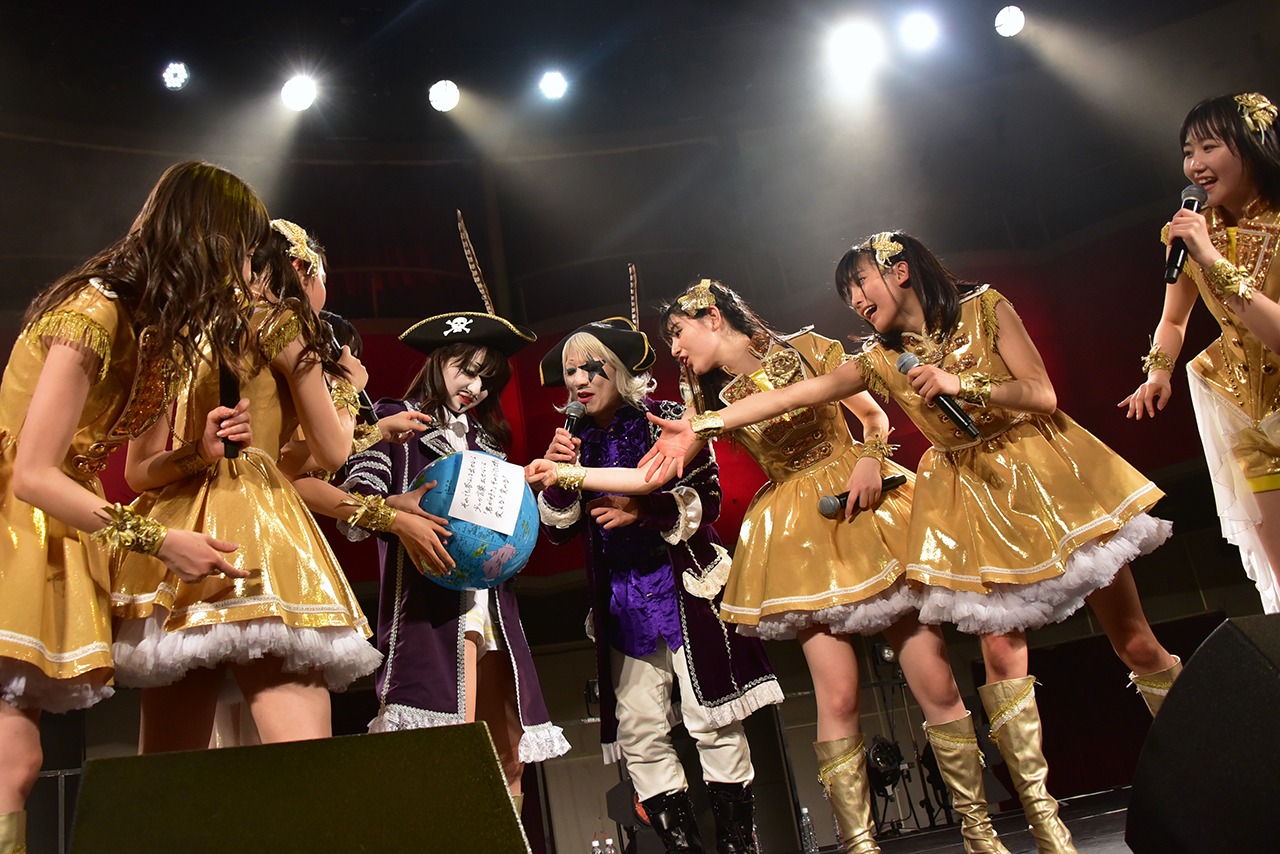 地球儀でブラジルを探すノン☆ジャス、ゴー☆ジャス、はちみつロケット。