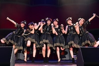 「フレンドリーム」を披露するはちみつロケット。